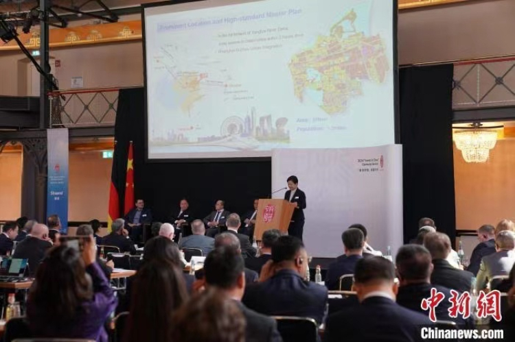 當(dāng)?shù)貢r(shí)間4月5日，由中國商務(wù)部主辦的“投資中國”德國專場(chǎng)推介活動(dòng)在斯圖加特市舉行。中新社記者 馬秀秀 攝