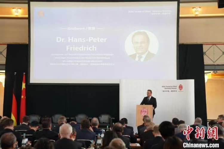 當(dāng)?shù)貢r(shí)間4月5日，由中國商務(wù)部主辦的“投資中國”德國專場(chǎng)推介活動(dòng)在斯圖加特市舉行。中新社記者 馬秀秀 攝