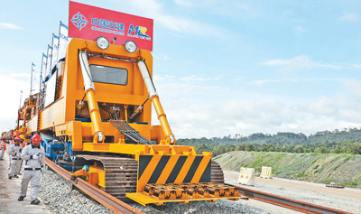 中企承建的馬東鐵項目創(chuàng)造就業(yè)機會超過1.8萬個，合作的當?shù)仄髽I(yè)超過1900家——為促進馬來西亞東西海岸互聯(lián)互通貢獻力量（共建“一帶一路”第一現(xiàn)場）