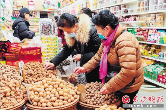 　　在長沙南門口菜市場附近的一家炒貨店內，市民正在選購年貨?！　￠L沙晚報全媒體記者 范宏歡 攝