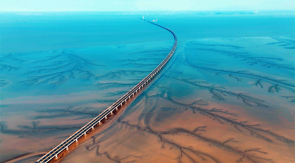 錯(cuò)落有致的溝壑與灘涂地貌有機(jī)融合，勾勒出形態(tài)各異的“灘涂丹青”。虞昌勝攝