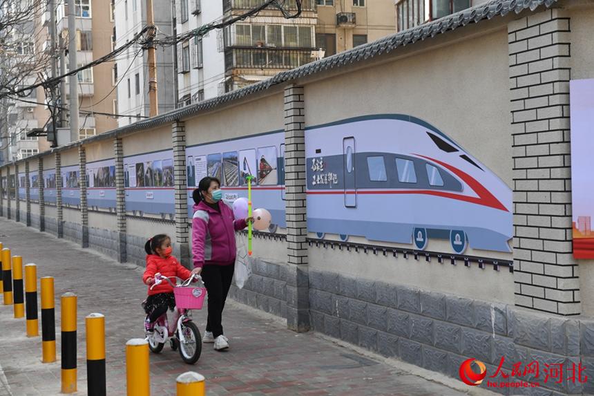 石家莊市談南路上的石家莊工業(yè)印記文化長廊吸引了過往市民駐足觀看。 張震攝