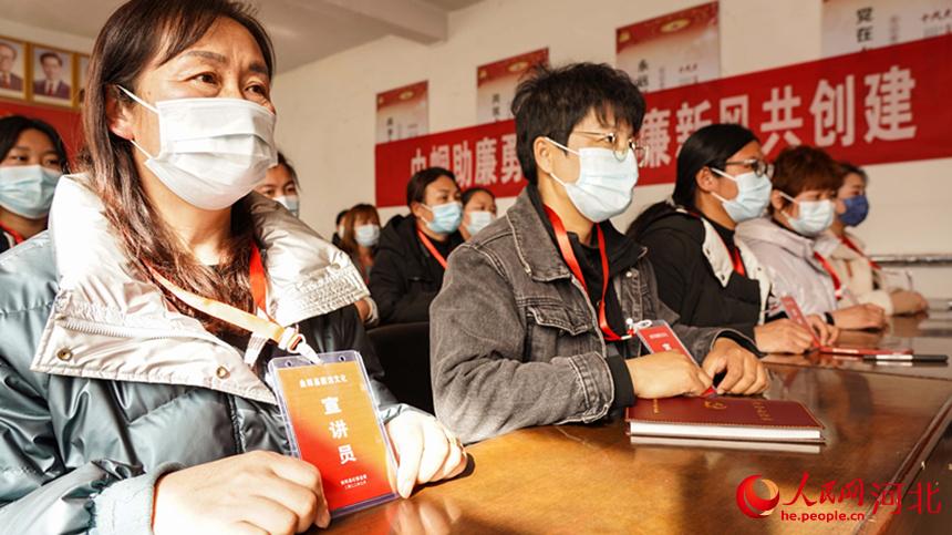 廉潔家風宣講員持證上崗。 李揚攝