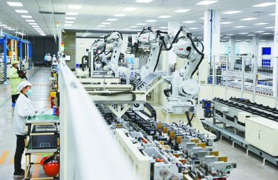 全球鋰離子電池領(lǐng)軍企業(yè)欣旺達(dá)動(dòng)力電池生產(chǎn)車(chē)間。 南京日?qǐng)?bào)/紫金山新聞?dòng)浾?崔曉 攝