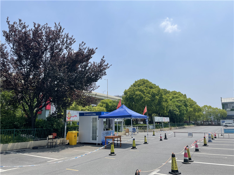 常態(tài)化“核酸采樣工作站”亮相上海街頭。龔昱攝