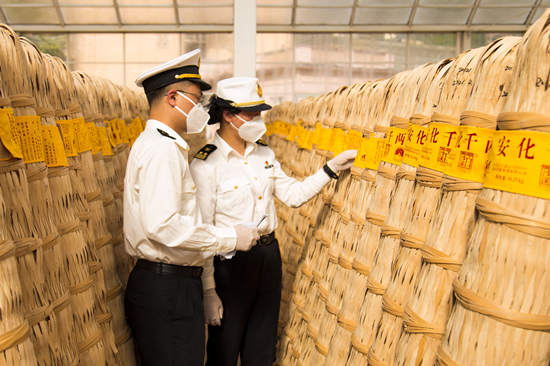 海關(guān)工作人員在查看相關(guān)貨物。受訪單位供圖