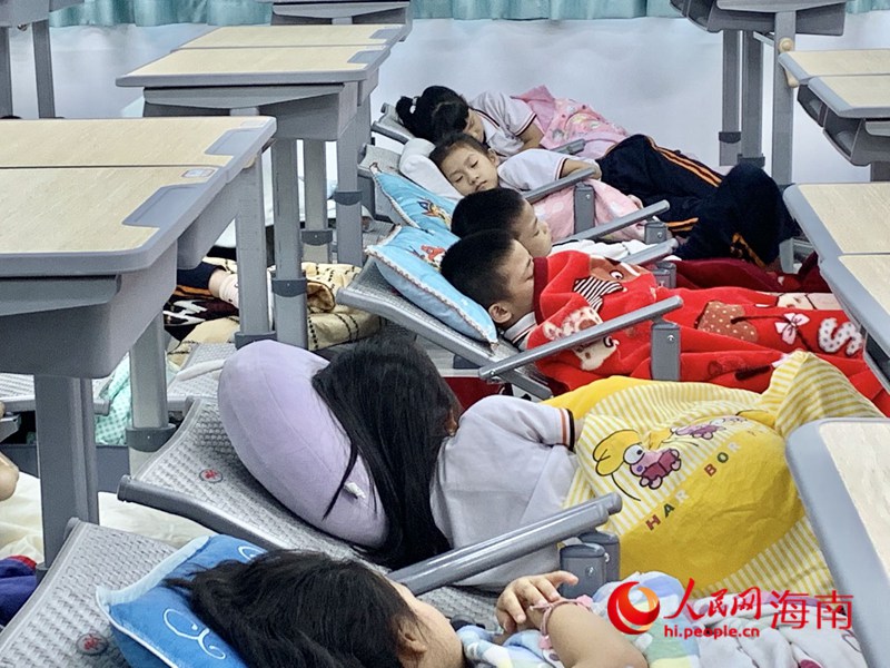 海口第二十六小學(xué)學(xué)生在新式課桌椅上午休。人民網(wǎng) 李浩蓉攝