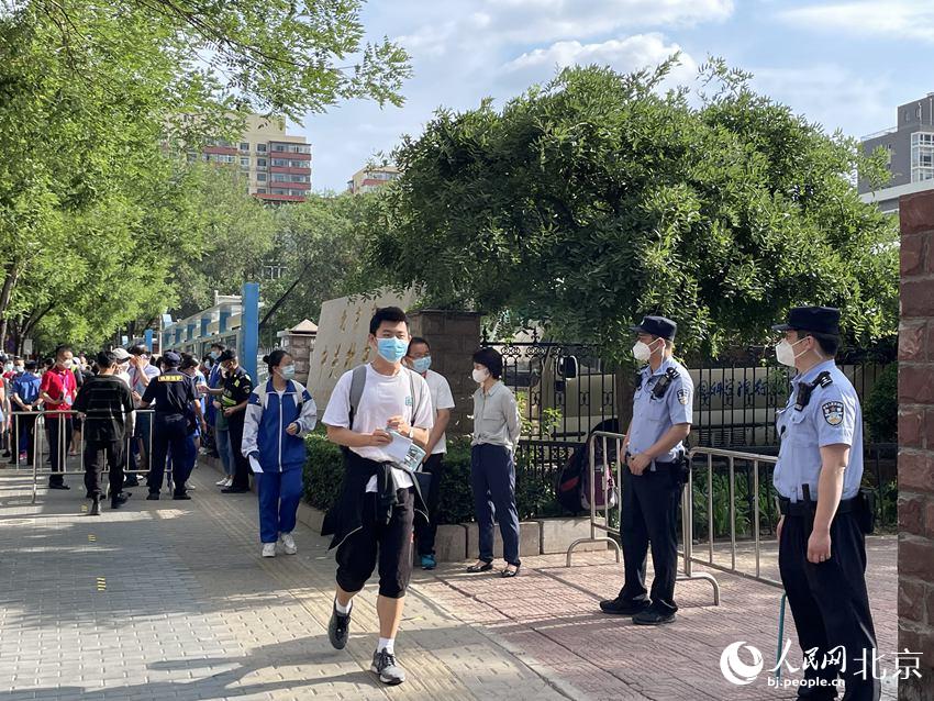 在中關(guān)村中學(xué)考點(diǎn)，考生們有序走入考點(diǎn)。人民網(wǎng) 董兆瑞攝