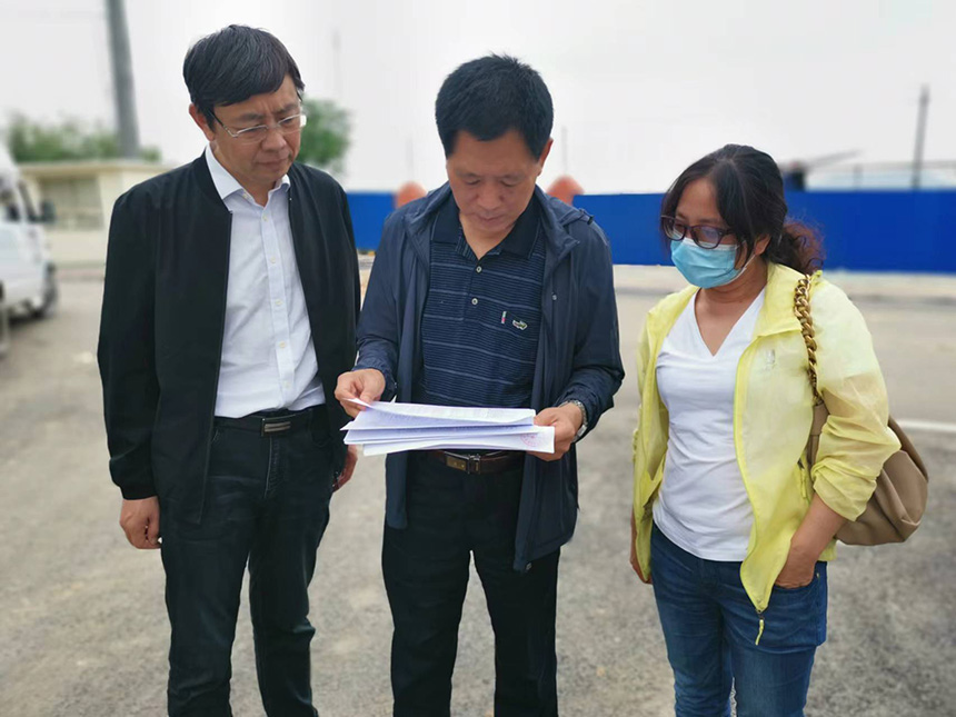 國情調(diào)查核查組專家對司家營鐵礦生產(chǎn)臺賬等進行檢查。袁海波攝