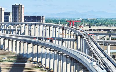 6月7日，工人在唐山市高新技術(shù)開發(fā)區(qū)境內(nèi)的京唐城際鐵路建設(shè)工地施工（無人機(jī)照片）。 新華社記者 楊世堯攝