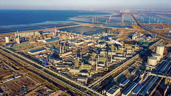 俯瞰豐南區(qū)臨港經(jīng)濟開發(fā)區(qū)的河北縱橫集團豐南鋼鐵有限公司。 李秀清攝