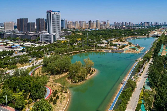 環(huán)城水系中的北湖公園越來越美。羅大慶攝