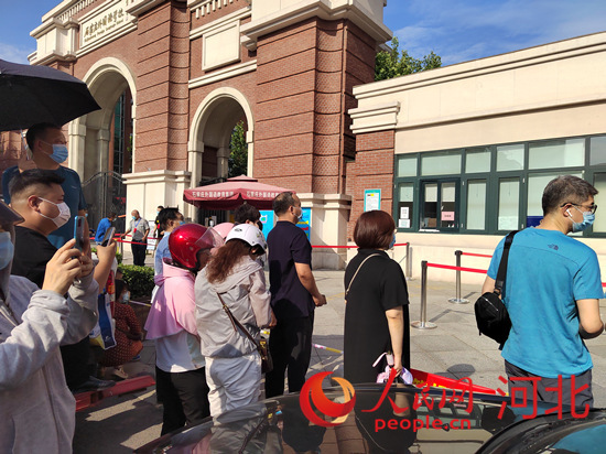 石家莊外國(guó)語(yǔ)學(xué)?？键c(diǎn)外送考的家長(zhǎng)。人民網(wǎng) 祝龍超攝