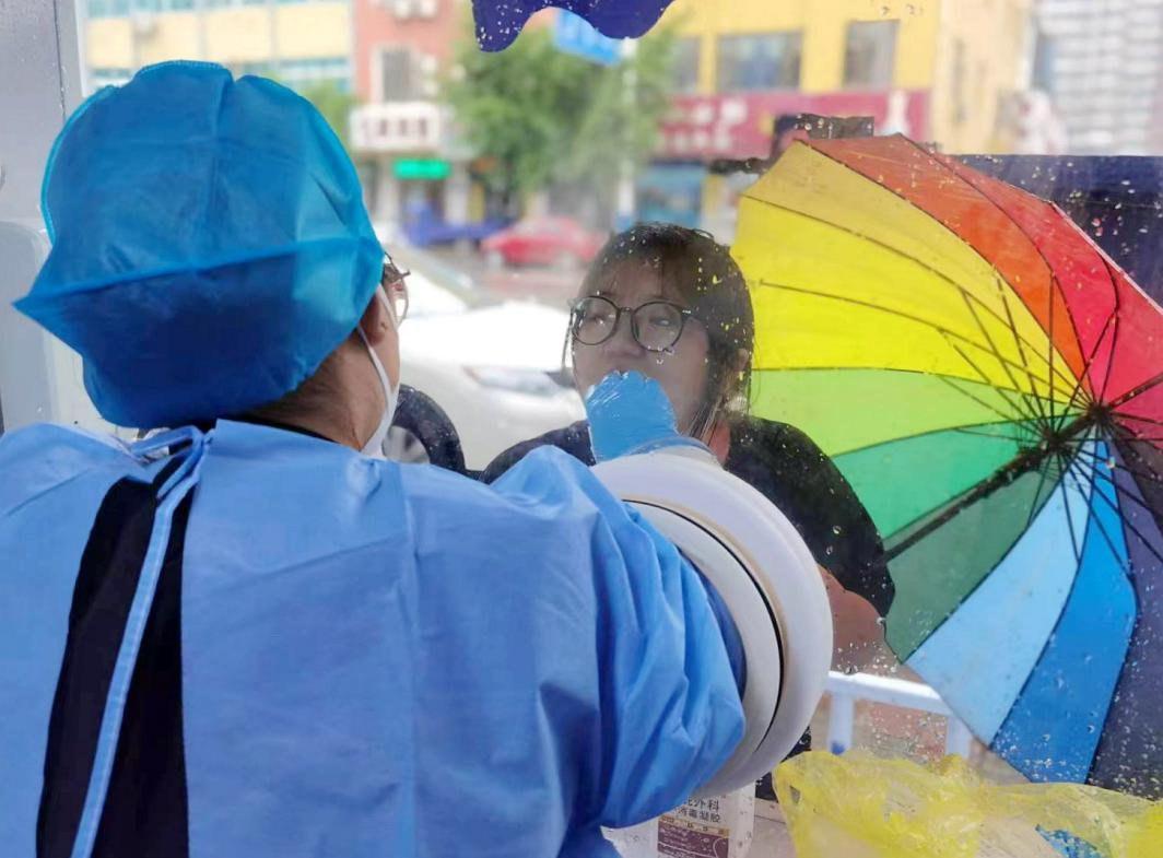 核酸采樣志愿者們上崗。孫金梅攝