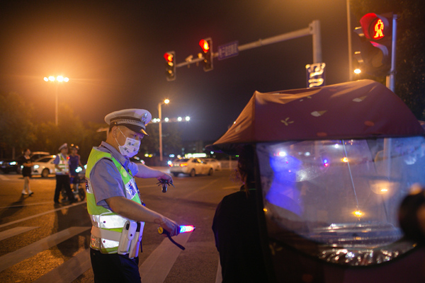 違法加裝電動車遮陽傘也將受到處罰?？馒Q 攝