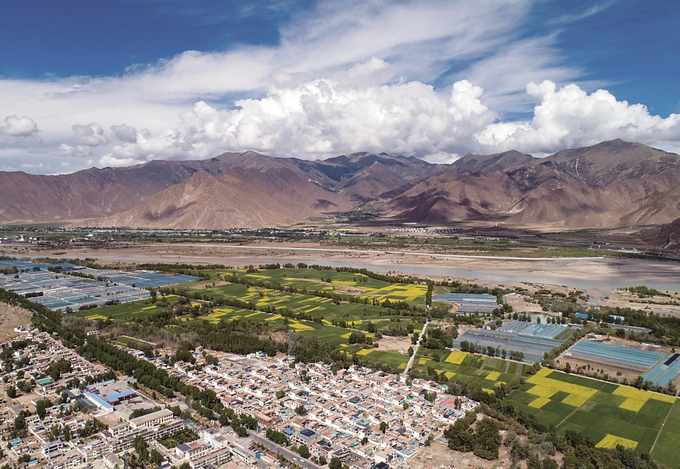 江蘇投入援藏資金支持拉薩開(kāi)展村莊環(huán)境整治、人畜飲水安全等基礎(chǔ)設(shè)施和公共服務(wù)項(xiàng)目建設(shè)，打造“美麗鄉(xiāng)村·幸福家園”。 本報(bào)記者 萬(wàn)程鵬 攝