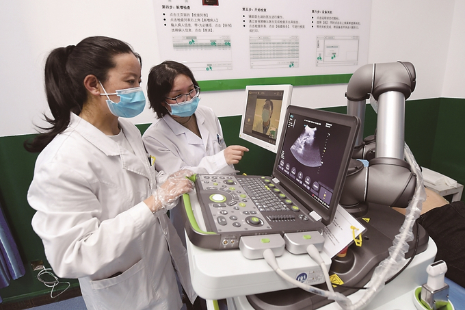 江蘇援藏投資三百萬(wàn)元在林周縣人民醫(yī)院建設(shè)了拉薩市首臺(tái)套遠(yuǎn)程超聲診斷系統(tǒng)。 本報(bào)記者 萬(wàn)程鵬 攝