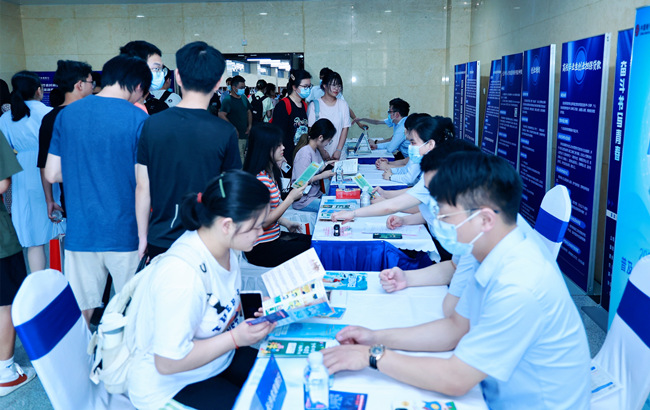 大學(xué)生現(xiàn)場(chǎng)咨詢創(chuàng)業(yè)政策。長(zhǎng)沙市人社局供圖