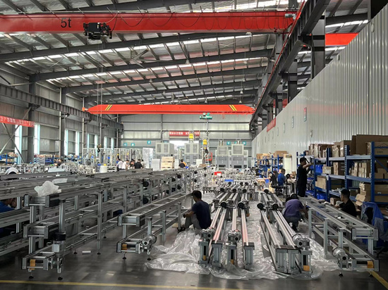 先惠智能裝備生產(chǎn)車間，工人們在忙著組裝設(shè)備。受訪單位供圖