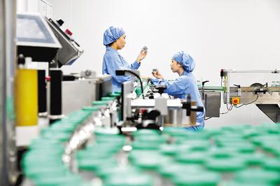 通過(guò)加大創(chuàng)新藥物研發(fā)力度，石藥集團(tuán)實(shí)現(xiàn)了傳統(tǒng)工業(yè)企業(yè)向創(chuàng)新型企業(yè)轉(zhuǎn)型。（本報(bào)資料片）