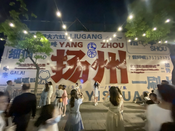 古運(yùn)河畔的皮市街充滿市井氣息。 人民網(wǎng) 張玉峰攝