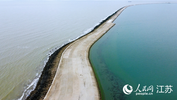 迷人的雙色海。人民網(wǎng)記者 王繼亮攝