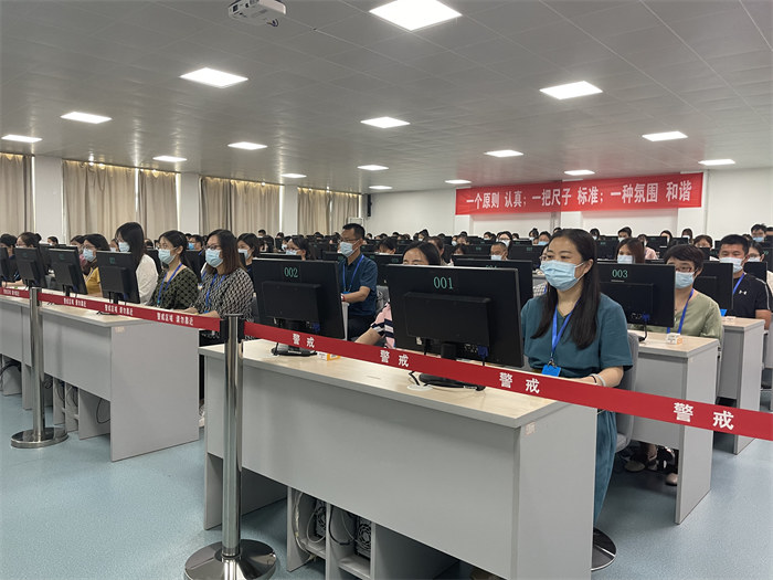 閱卷現(xiàn)場。公雪 攝