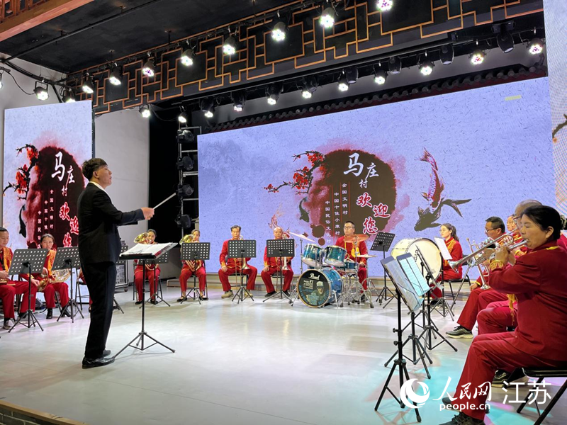 馬莊農(nóng)民樂團(tuán)在排練節(jié)目。人民網(wǎng) 李子佩攝