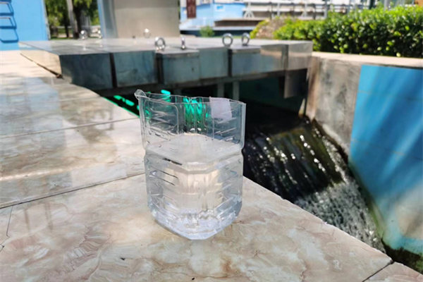 在邯鄲市雞澤縣藍(lán)天污水處理廠，污水經(jīng)過處理后清澈透明。鄭佳欣攝