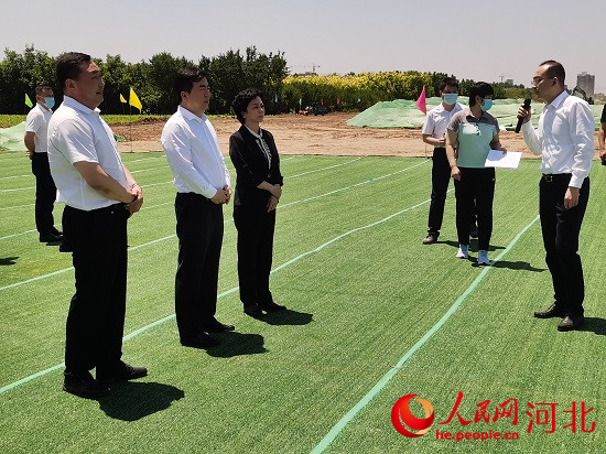 觀摩團現(xiàn)場了解項目建設(shè)情況。人民網(wǎng) 張繼航攝