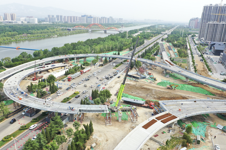 市區(qū)五一路快速通道工程西段順利合龍。