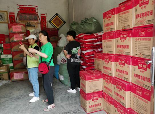 湖南省永州市江華瑤族自治縣越野e族江華中隊17輛越野車，滿載著永州市星望混凝土有限公司捐贈的7萬元物資送達(dá)江華瑤族自治縣蔚竹口鄉(xiāng)磨刀村。受訪單位供圖