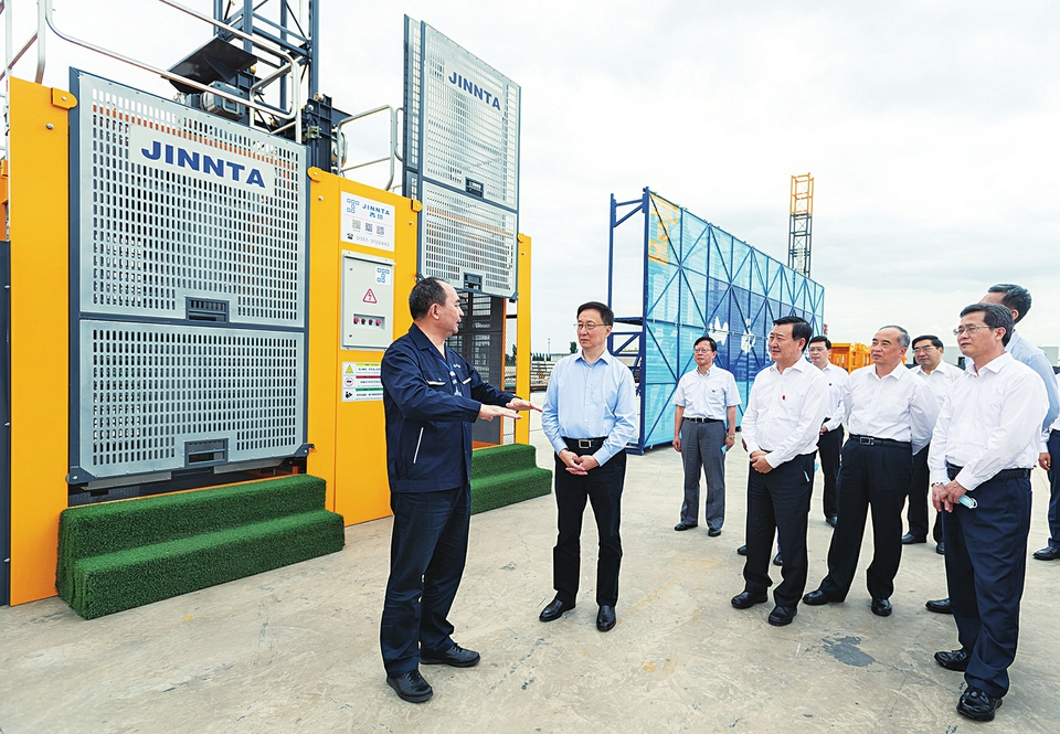 六月二十八日，中共中央政治局常委、國務院副總理韓正到山西太原調(diào)研，主持召開煤炭清潔高效利用專題座談會并講話。這是韓正走進山西建筑產(chǎn)業(yè)現(xiàn)代化瀟河園區(qū)，察看綠色智能建筑裝備制造基地建設情況。新華社記者翟健嵐攝