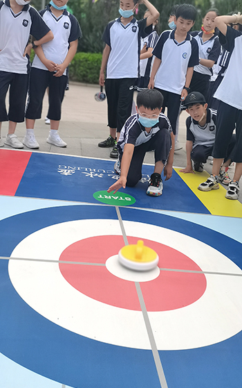 河北省威縣第四小學(xué)學(xué)生練習(xí)陸地冰壺動(dòng)作。 趙國華攝