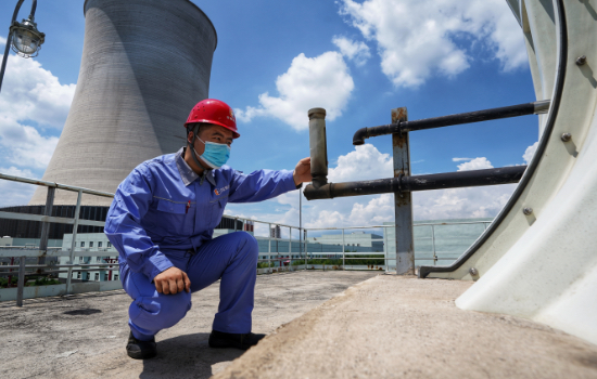 河北涿州京源熱電有限責(zé)任公司技術(shù)人員正在對設(shè)備進(jìn)行檢驗(yàn)排查。劉楊攝