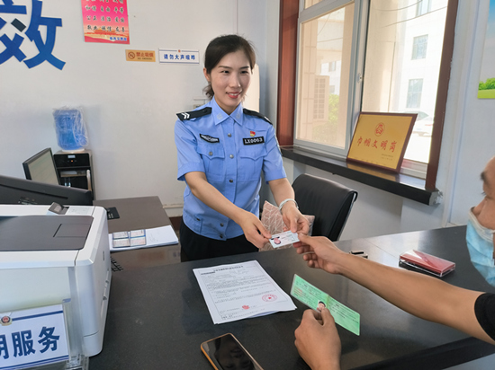 張靜正在為群眾辦理業(yè)務(wù)。 趙凱攝