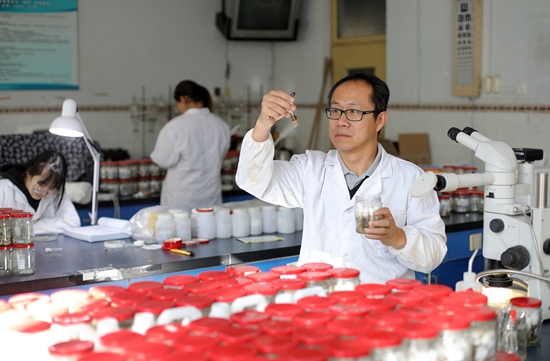 武大勇在實(shí)驗(yàn)室開(kāi)展檢驗(yàn)工作。 受訪者供圖
