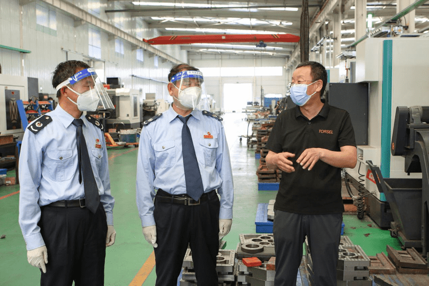 河北豐南區(qū)稅務(wù)局工作人員就組合式稅費(fèi)支持政策落實(shí)情況走訪轄區(qū)納稅人。 王娜攝