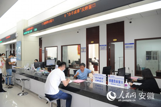 市民向“辦不成事”反映窗口工作人員咨詢。人民網(wǎng) 胡雨松攝