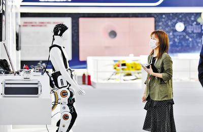 近日，第六屆世界智能大會(huì)在天津開(kāi)幕，圖為參會(huì)嘉賓參觀(guān)天津制造業(yè)立市展。 新華社記者 趙子碩攝