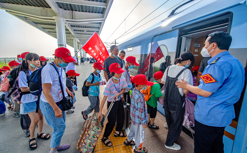 乘高鐵出發(fā)。