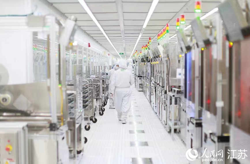 在希捷國際科技（無錫）有限公司生產(chǎn)車間，技術(shù)人員正在巡查作業(yè)。新吳區(qū)委宣傳部供圖