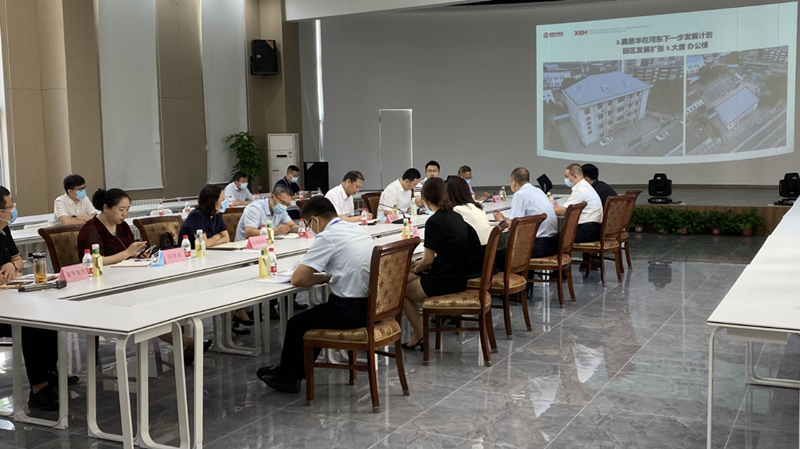 河?xùn)|區(qū)委書記范少軍一行深入老電建公司辦公園區(qū)就盤活園區(qū)工作進行部署研究。河?xùn)|區(qū)供圖