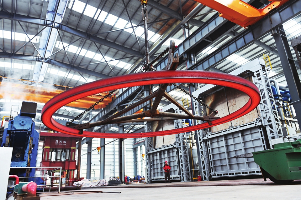 定襄縣作為太忻一體化經(jīng)濟(jì)區(qū)建設(shè)的12個(gè)先行啟動(dòng)區(qū)之一，借助發(fā)展機(jī)遇，全力延長產(chǎn)業(yè)鏈條、補(bǔ)齊產(chǎn)業(yè)短板、培育優(yōu)質(zhì)市場(chǎng)主體、拓寬應(yīng)用領(lǐng)域，進(jìn)軍高精尖應(yīng)用行業(yè)。 記者孫榮祥攝