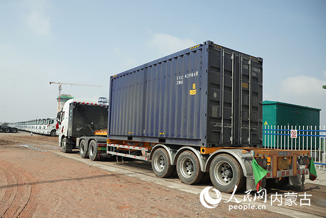 新能源重卡采用集裝箱運輸。人民網(wǎng)記者 趙夢月攝