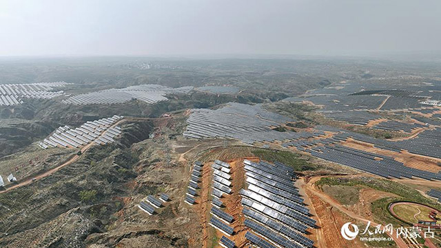 伊金霍洛旗天驕綠能50萬千瓦采煤沉陷區(qū)生態(tài)治理光伏發(fā)電示范項目。人民網(wǎng) 孟佳澍攝