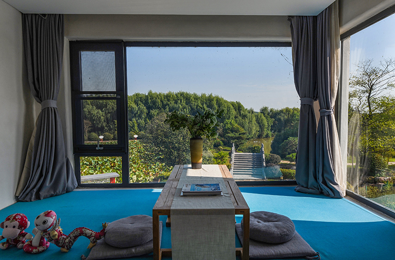 位于四頂山腳下的四頂山居，推窗見景，望山親水。吳芳攝