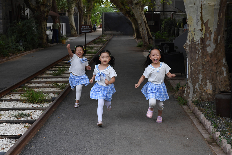 由礦場(chǎng)家屬區(qū)改造而來(lái)的“鮮花小院”民宿，深受孩子們的喜愛。吳芳攝