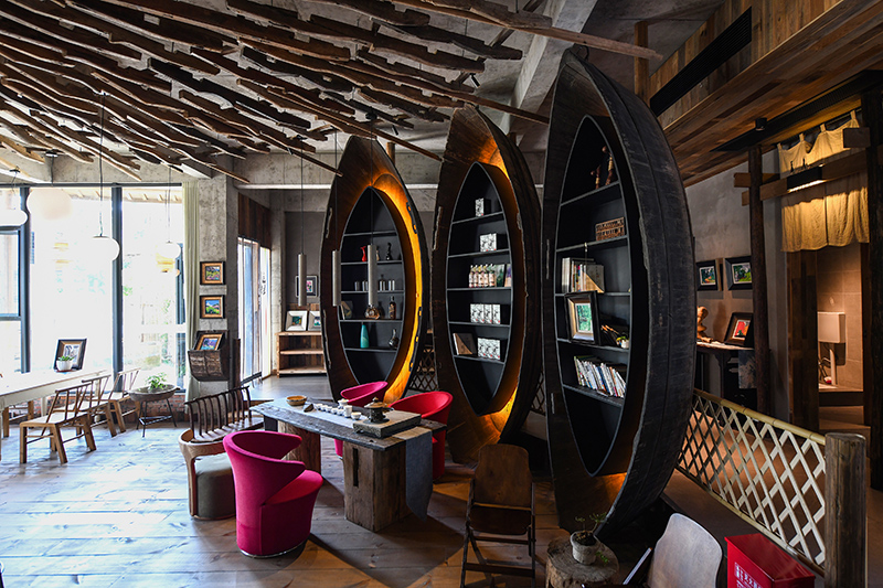 漁船、船槳……花田·僑鄉(xiāng)里的裝飾材料，多是從當(dāng)?shù)靥詠?lái)的舊物。 吳芳攝