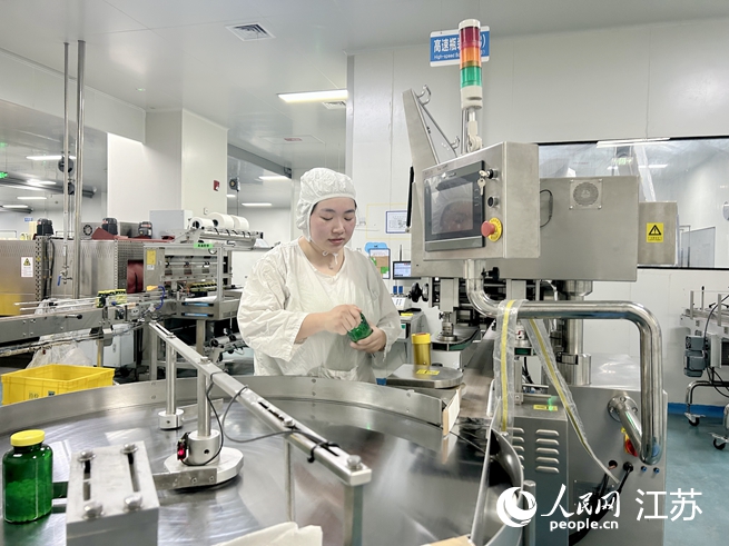 工作人員在操作檢測儀器。人民網(wǎng) 王丹丹攝